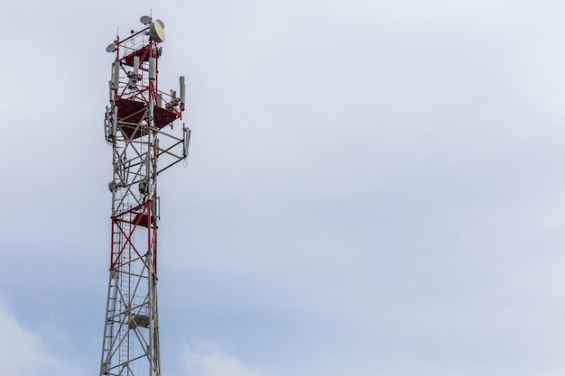 3g 4g 5g torre de telecomunicações sem fio e celular closeup no fundo do céu nublado com espaço de cópia