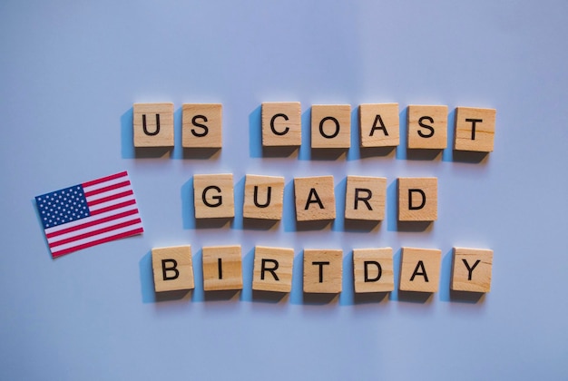 4 de agosto Día de la Guardia Costera de los Estados Unidos la bandera de los Estados Unidos una pancarta minimalista con la inscripción en letras de madera