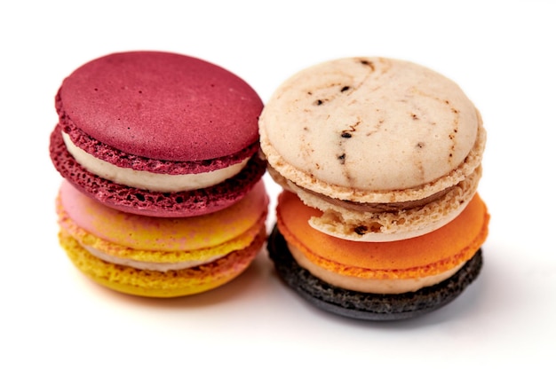 4 bunte Macarons rosa rot orange und cremebraun isoliert auf weißem Hintergrund