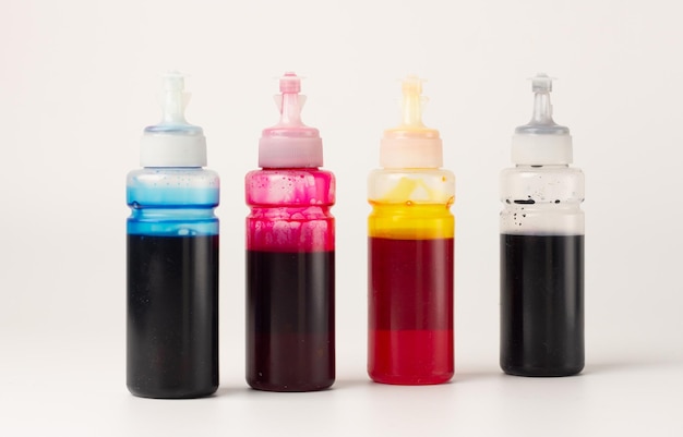 4 colores de tinta son C Cian M Magenta Y Amarillo y K Negro colocados en una fila Rellene las botellas de tinta de las impresoras de inyección de tinta