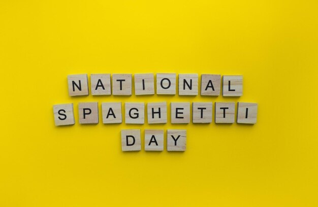 Foto 4 de janeiro dia nacional do espaguete bandeira minimalista com a inscrição em letras de madeira