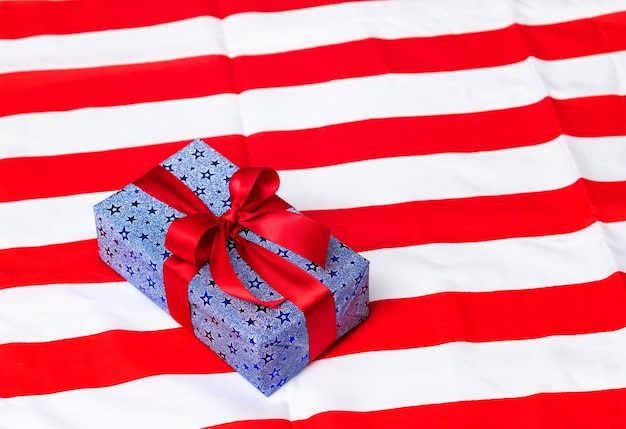 4 de julho cartão de feliz dia da independência americana com caixas de presente em cores nacionais bandeira americana em fundo branco