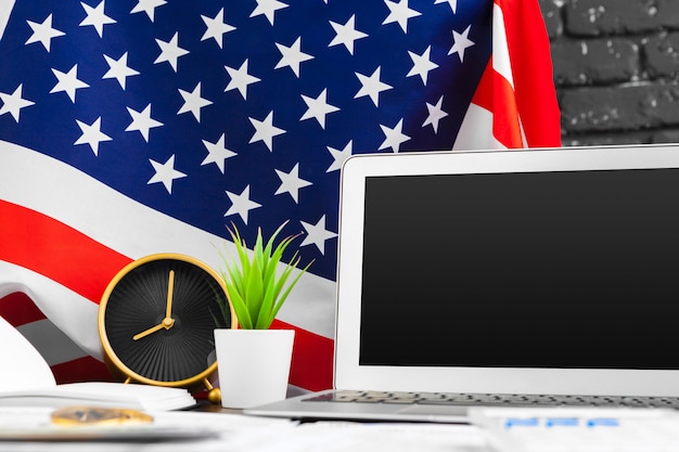 4 de julho dia da independência americana EUA bandeiras decorações na mesa de escritório com computador