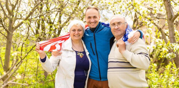 4 de julho: Família americana atrás da bandeira dos EUA.