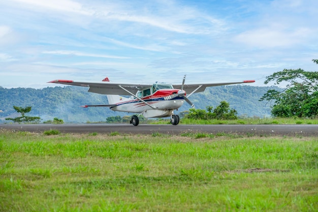 Foto 4 de novembro de 2021, shell, pastaza, equador. aeronaves leves na pequena pista na região amazônica do equador
