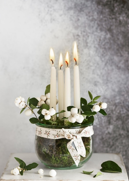 4 Decoración navideña de adviento con velas blancas de adviento y ramas de snowberry en un frasco de vidrio