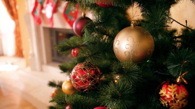 4 imágenes de primer plano de 4 k de cámara girando lentamente sobre el hermoso árbol de Navidad decorado con adornos de colores y guirnaldas de luz brillantes en la sala de estar de la casa