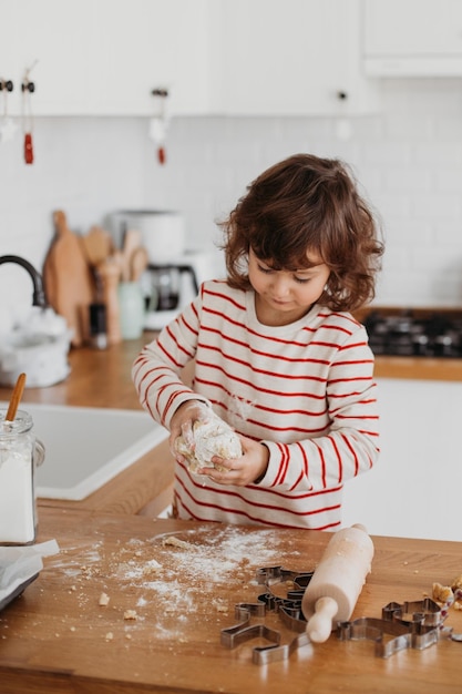 4 Jahre süßes Mädchen, das traditionelle Weihnachtsplätzchen macht