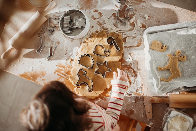 4 jahre süßes mädchen, das traditionelle weihnachtsplätzchen macht