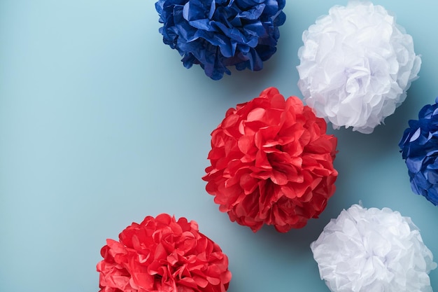 Foto 4. juli hintergrund usa papierfächer rot-blau-weiße sterne und konfetti auf blauem wandhintergrund happy labor day unabhängigkeitstag präsidententag farben der amerikanischen flagge attrappe von oben