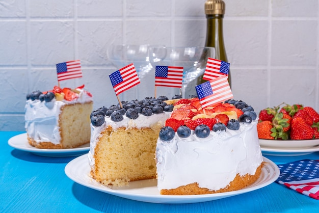 4. Juli-Kuchen mit Flagge und Beeren
