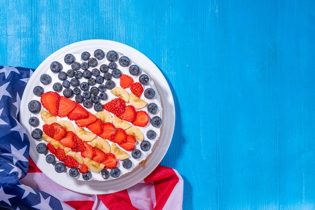 4. Juli-Kuchen mit Flagge und Beeren