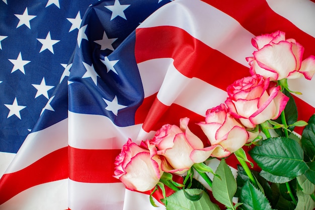 4. Juli Unabhängigkeitstag USA. Amerikanische Flagge und Blumenrosen für den Gedenktag.