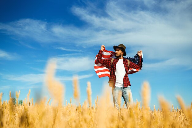 4 de julio bandera estadounidense viajero con la bandera de América el hombre con un sombrero una camisa de mochila
