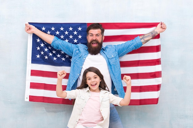 4 de julio. Día de la independencia festivo. Los estadounidenses celebran el día de la independencia. Bandera de Estados Unidos padre e hija. Familia patriótica. El día de la independencia es una oportunidad para que los miembros de la familia se reúnan y se relajen.