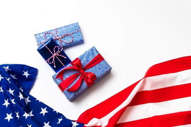 4 de julio Tarjeta del Día de la Independencia de Estados Unidos con cajas de regalo en colores nacionales bandera estadounidense sobre fondo blanco