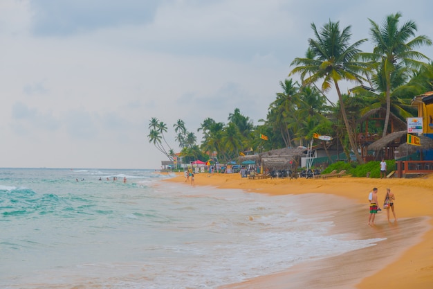 4 de marzo de 2018. Hikkauwa, Sri Lanka. La gente en la playa.