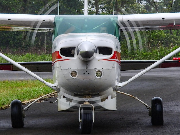 4. November 2021, Shell, Pastaza, Ecuador. Leichtflugzeug auf kleiner Landebahn im Amazonasgebiet von Ecuador