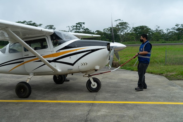 Foto 4. november 2021, shell, pastaza, ecuador. leichtflugzeug auf kleiner landebahn im amazonasgebiet von ecuador