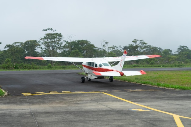 Foto 4. november 2021, shell, pastaza, ecuador. leichtflugzeug auf kleiner landebahn im amazonasgebiet von ecuador