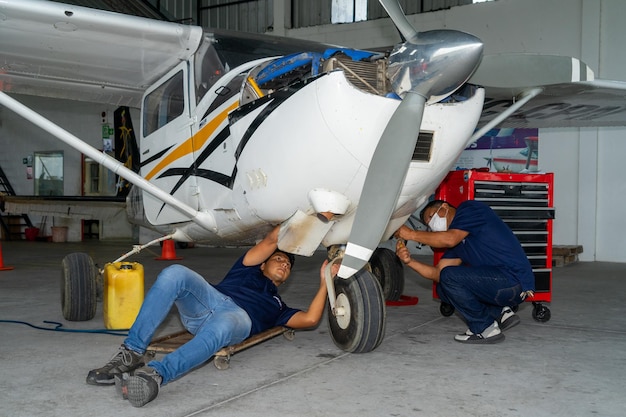 Foto 4 de noviembre de 2021, shell, pastaza, ecuador. mecánicos trabajando en una avioneta en la región amazónica de ecuador