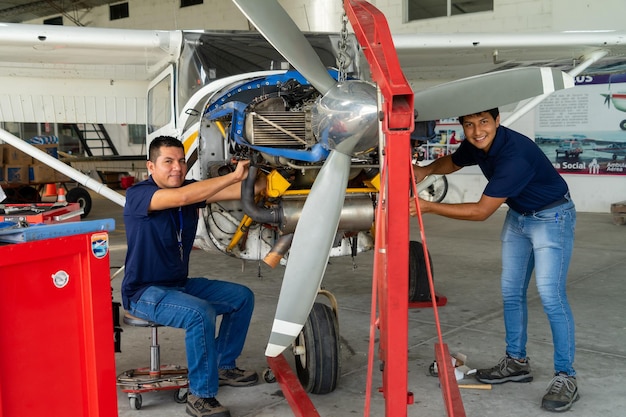 4 de noviembre de 2021, Shell, Pastaza, Ecuador. Mecánicos trabajando en una avioneta en la Región Amazónica de Ecuador