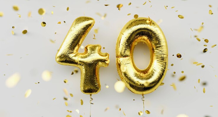 Foto 40 jahre alt. goldballons nummer 40. jahrestag, herzlichen glückwunsch zum geburtstag, mit fallendem konfetti auf weißem hintergrund