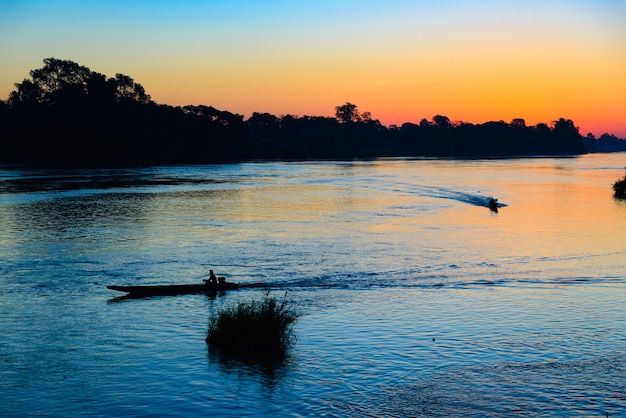 4000 islas del río Mekong Laos, amanecer espectacular cielo, niebla sobre el agua, en el sudeste de Asia