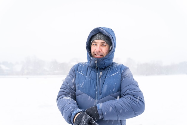 40c retrato de um homem sorridente com roupas de inverno na neve pesada