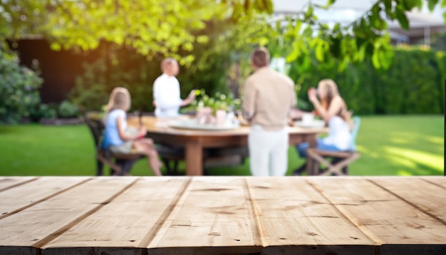 416_Hora de verano en el jardín trasero con parrilla barbacoa mesa de madera fondo borroso