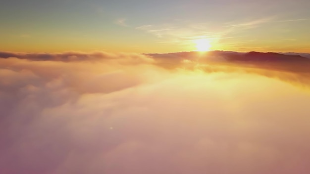 Foto 4k drone vuela en las nubes vuelo a través de las nubes durante el amanecer vista superior de las nubes desde el drone parque nacional shipit karpat cárpatos pylypets ucrania