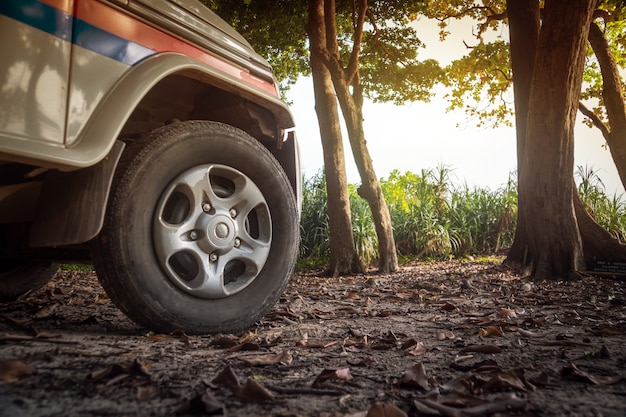 4x4-Autokonzept mit großem Offroad-Rad. Weißes Auto Touristenpolizei in den Wäldern der Insel Havelock, Andamanen und Nikobaren, Indien