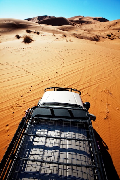 4x4 Fahrzeug, das von der Straße in der Sahara-Wüste, Marokko, Afrika fährt