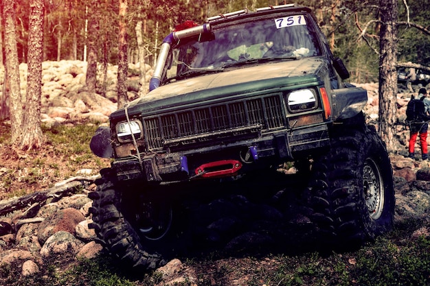 4x4 jeep SUV monta pedras em uma corrida offroad no verão