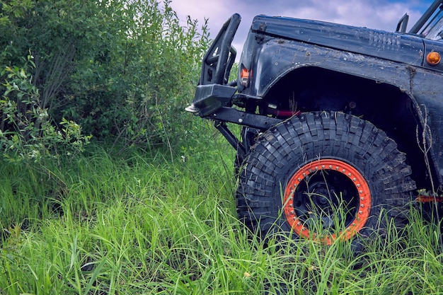 4x4-Offroad-Auto überwindet ein Hindernis, das den Hügel hinaufgeht