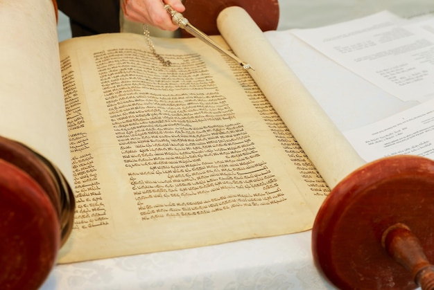5 DE SETEMBRO DE 2016 EUA NY Mão de menino lendo a Torá judaica no Bar Mitzvah Leitura da Torá do Bar Mitzvah
