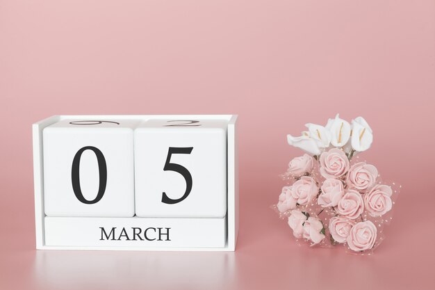 5 de marzo. Día 5 del mes. Calendario cubo en rosa moderno