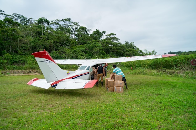 5. November 2021, Shell, Pastaza, Ecuador. Flugzeug auf einer kleinen Landebahn im Amazonasgebiet, Ecuador