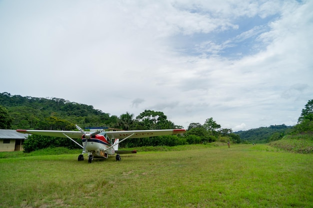 5 de noviembre de 2021, Shell, Pastaza, Ecuador. Avión en una pequeña pista de aterrizaje en la Región Amazónica, Ecuador