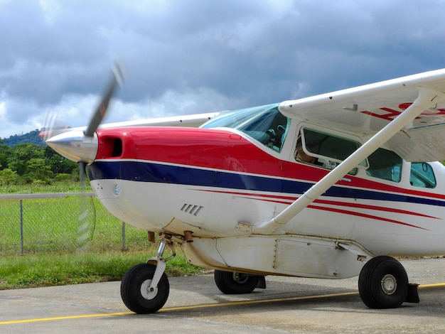 5 de noviembre de 2021, Shell, Pastaza, Ecuador. Aviones ligeros en una pequeña pista de aterrizaje en la región amazónica de Ecuador