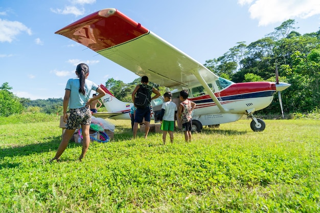 5 de noviembre de 2021, Shell, Pastaza, Ecuador. Aviones ligeros en una pequeña pista de aterrizaje en la región amazónica de Ecuador