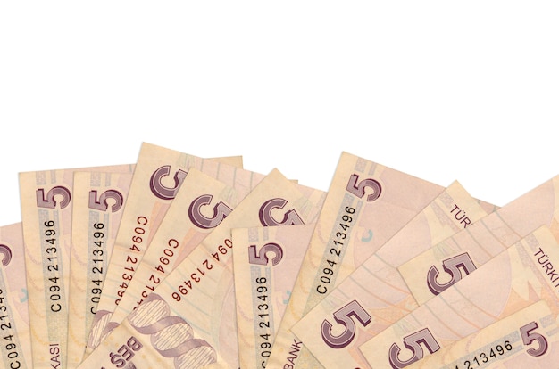 5 türkische Lira-Rechnungen liegen auf der Unterseite des isolierten Hintergrunds des Bildschirms mit Kopierraum.