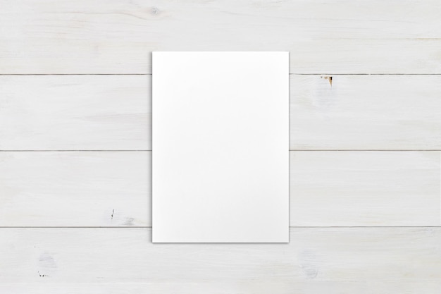 5 x 7 Poster Mockup auf modernem Holzhintergrund mit Beschneidungspfad