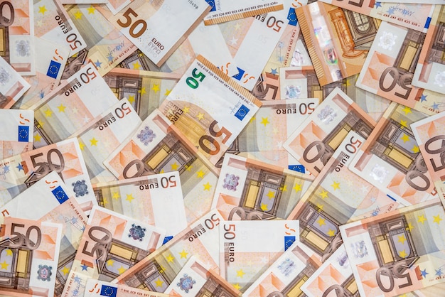 50 billetes de euro nuevos y antiguos como fondo