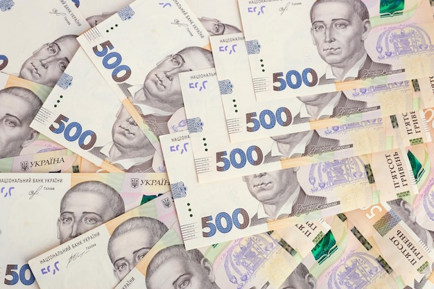 500 Griwna-Banknoten werden zufällig im gesamten Rahmen platziert Ansicht von oben