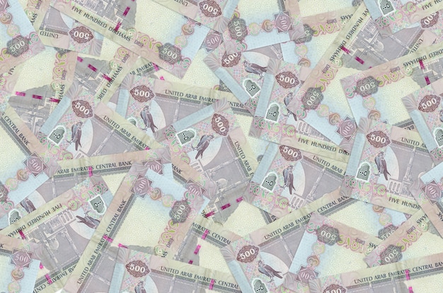 500 notas de dirhams dos Emirados Árabes Unidos estão na pilha grande