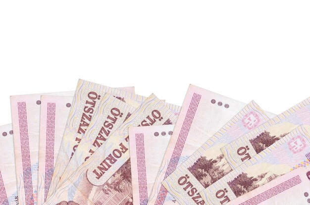 500 notas de forint húngaro encontram-se isoladas na parte inferior da tela. Modelo de banner de plano de fundo para conceitos de negócios com dinheiro