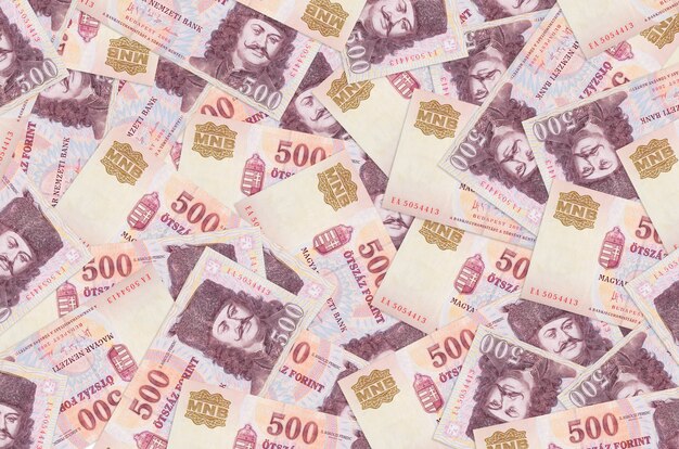 500 notas de forint húngaro estão na grande pilha. Grande quantidade de dinheiro