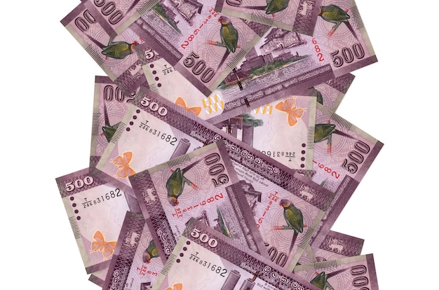 500 srilankische Rupienscheine fliegen isoliert auf Weiß herunter. Viele Banknoten fallen mit weißem Kopierraum auf der linken und rechten Seite