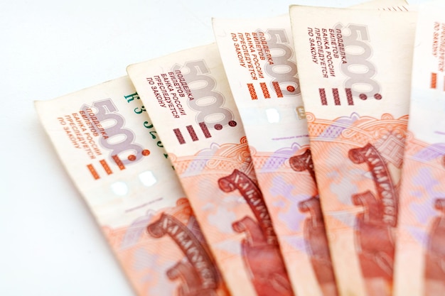 5000-Rubel-Scheine auf einer weißen Oberfläche Russische Währung